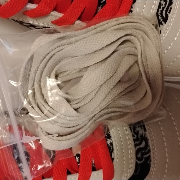 NWT  Men's Pair Of Airwalk Shoes In Original Box With Extra Color Laces - Picture 8 of 12